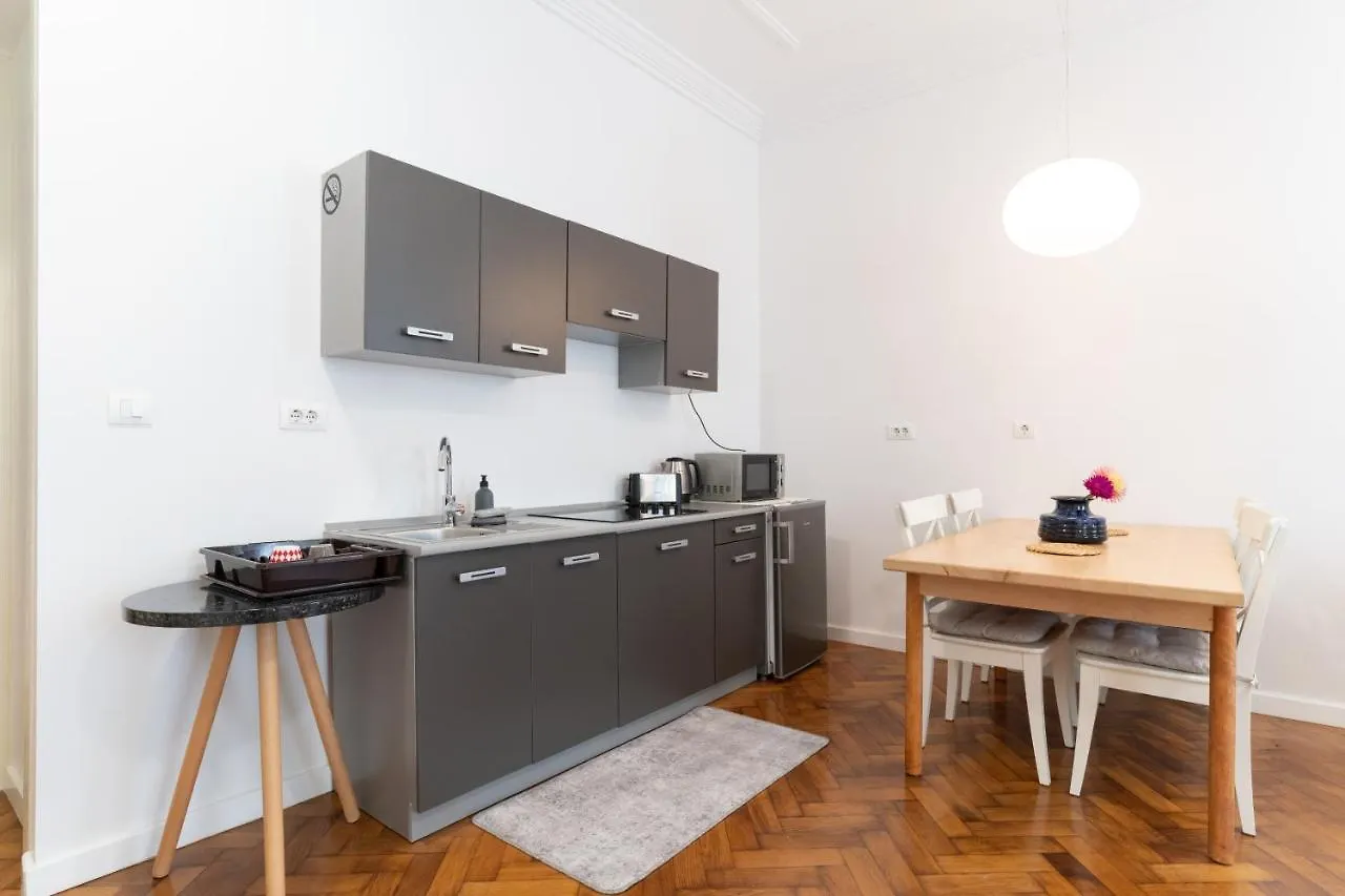 Mimi Carera Apartment & Room روفينج