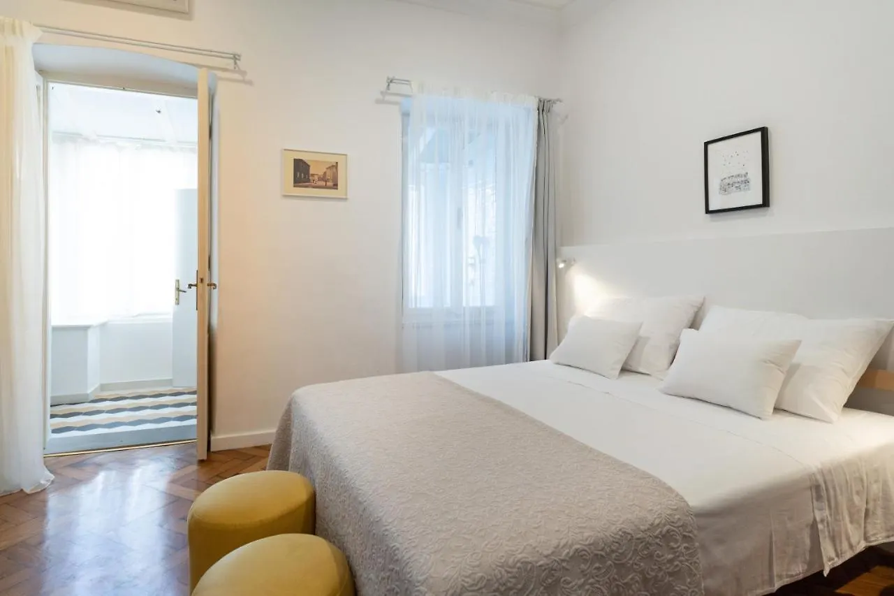 Mimi Carera Apartment & Room روفينج